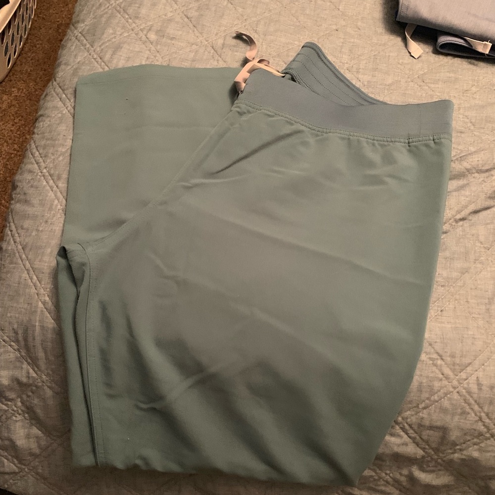 Women’s Figs Livingston Scrub Pants